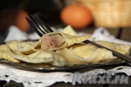 Готовые домашние равиоли с фаршем подать в горячем виде с кусочком сливочного масла. Приготовив это простое, вкусное и сытное блюдо, уверена, вы не раз вернётесь к этому удачному рецепту.
