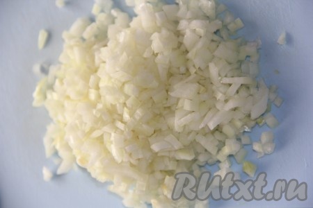 Лук очистить и мелко нарезать.

