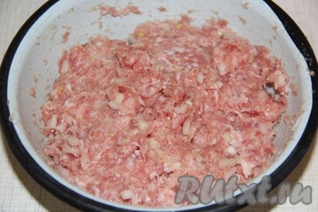 Хорошо перемешать фарш, добавить пару столовых ложек холодной воды и хорошо вымесить.
