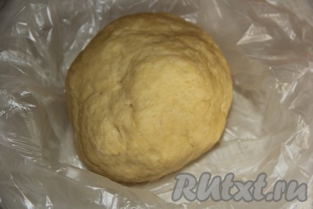 Готовое яичное тесто хорошо вымесить, завернуть в пищевую плёнку и оставить при комнатной температуре на 30-50 минут.
