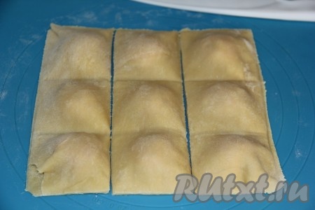 Нарезать равиоли.
