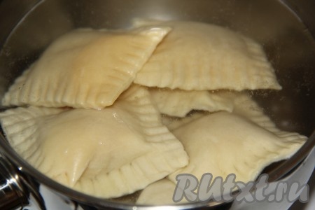 Воду вскипятить и слегка посолить. Опустить равиоли в кипящую воду и варить в течение 10 минут с момента всплытия.
