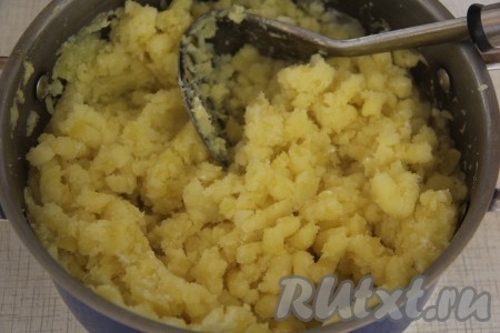 С помощью толкушки измельчить картофель в пюре. Пюре получится не жидкое.
