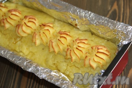 Готовый картофельный рулет с фаршем достать из духовки и подать в горячем виде.
