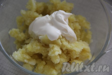 Я решила украсить рулет розочками из картофельного пюре. Для этого в пюре, которое откладывали для украшения рулета, нужно добавить майонез и хорошо перемешать.
