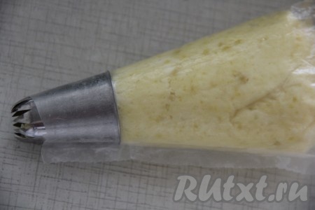 Выложить смесь пюре и майонеза в кондитерский мешок с фигурной насадкой.
