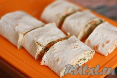 Свернуть лаваш в рулет и нарезать на кусочки шириной 4-5 см.
