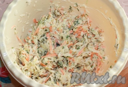 Соединить морковь, капусту, огурцы и лук, добавить мелко нарезанную зелень и майонез, посолить по вкусу, перемешать начинку для лаваша.
