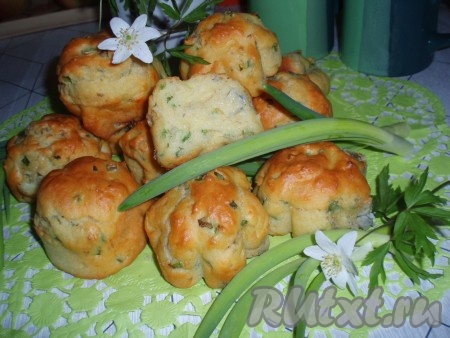Закусочные кексы с сыром и зеленым луком