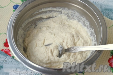 Манную крупу насыпать в миску, добавить кефир комнатной температуры, перемешать и оставить минут на 40, чтобы масса набухла.
