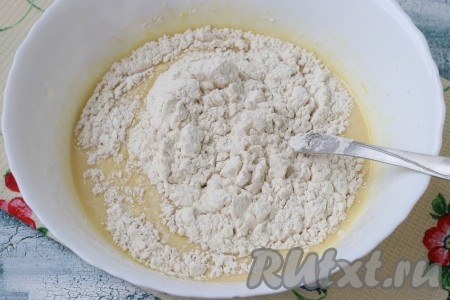 Далее добавить набухшую манную смесь, перемешать ложкой. Всыпать просеянную с разрыхлителем муку, хорошо перемешать.
