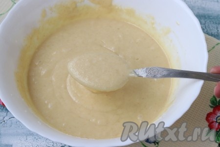 Тесто получится льющимся и однородным.
