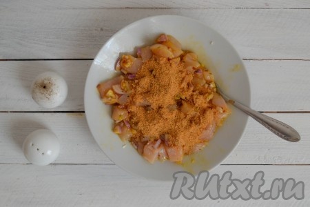 Всыпать панировочные сухари и снова перемешать.  