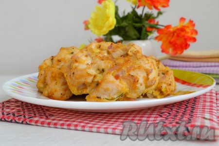 Сочные, нежные, ароматные рубленные котлеты из индейки, приготовленные в духовке, сразу же подавать на стол. Они прекрасно сочетаются с любыми гарнирами, салатами и овощами.
