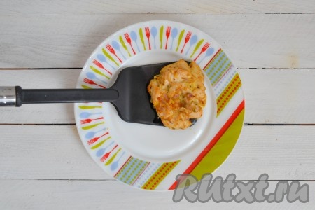 Запекать котлеты в разогретой духовке 30 минут при температуре 180 градусов.
