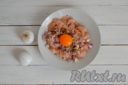 Добавить куриный желток (если яйцо небольшое, то можно добавить и желток, и белок).
