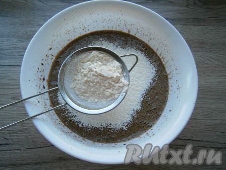 Просеять сухую мучную смесь в шоколадную смесь.