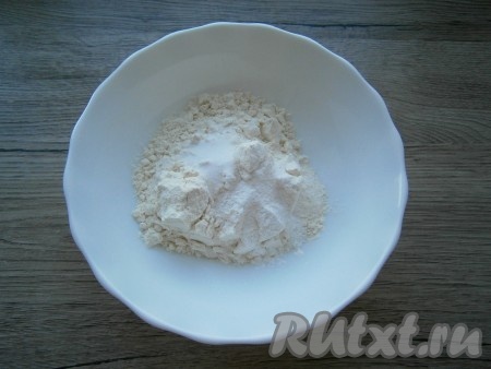 Смешать муку с разрыхлителем и содой.