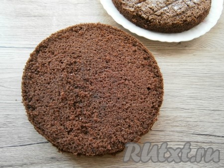 Далее острым ножом, подрезая края, аккуратно вынуть бисквит из формы. Наивкуснейший шоколадный бисквит можно посыпать сахарной пудрой, смазать вареньем или кремом и подать к чаю. Можно использовать этот бисквит и для приготовления торта. Я готовила торт, поэтому разрезала бисквит пополам. Видно, что структура у него замечательная, и сам бисквит влажный.
