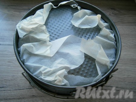 Готовый бисквит прямо в форме перевернуть на решетку и дать ему полностью остыть в таком положении.