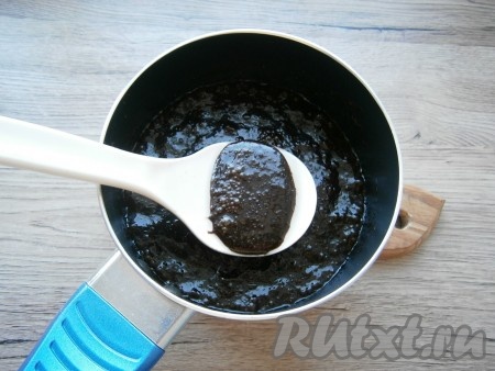 Поставить ковшик на небольшой огонь, влить растительное масло. Постоянно помешивая, довести смесь до кипения. Получится плотная масляно-шоколадная масса, снять с огня, остудить до теплого состояния.