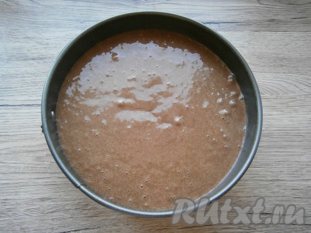 Дно разъемной формы диаметром 22-24 см застелить пергаментом, вылить подготовленное тесто.
