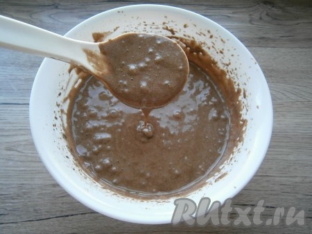 Замесить вначале ложкой, а потом миксером на малой скорости тесто, которое будет похоже на жидкую сметану.