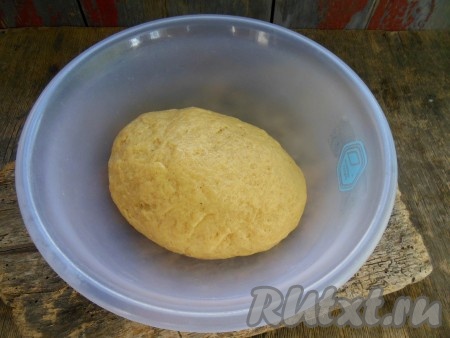 Итоговое тесто для печенья должно собраться в шар, быть мягким, не липнущим к рукам. Как только добились теста нужной консистенции, больше муку добавлять не нужно.