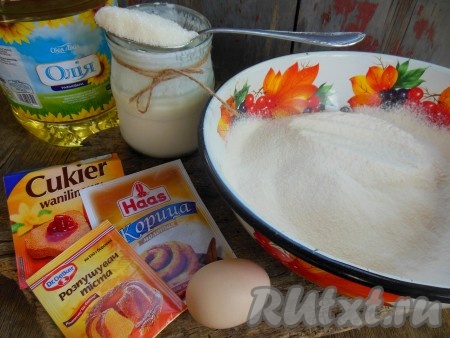 Подготовьте продукты для приготовления сахарного печенья на кефире. Кефир можно взять любой жирности.