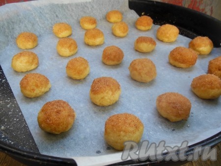 На противень, застеленный пергаментом, выложите печенье так, чтобы сторона с сахаром и корицей была сверху. Лучше выкладывать будущее печенье на небольшом расстоянии друг от друга. Прижимать шарики сверху не нужно.