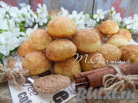 Ароматное, вкусное, аппетитное сахарное печенье, приготовленное на кефире по этому простому рецепту, идеально подходит для домашних посиделок в кругу семьи за чашечкой горячего кофе или чая.