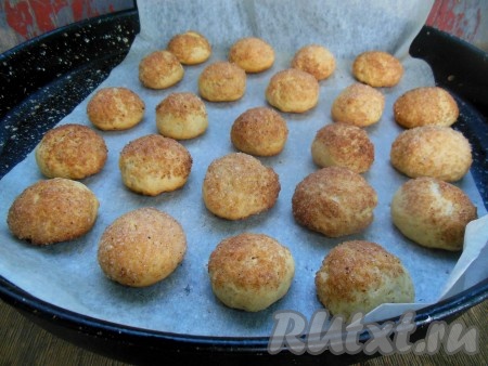 Сахарное печенье из теста, замешанного на кефире, выпекайте в разогретой до 160-170 градусов&nbsp;духовке 25-30 минут. Готовой выпечке дайте полностью остыть.