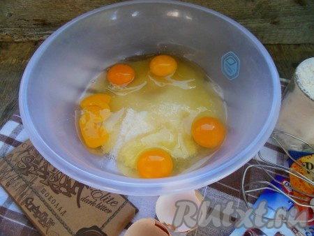 Яйца взбейте&nbsp;с сахаром при помощи миксера.
