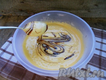 Добавьте немного остывший растопленный шоколад, перемешайте при помощи ложки. При этом не следует тщательно перемешивать тесто с шоколадом, тогда при выпечке шарлотки внутри образуется красивый мраморный рисунок. Готовое тесто должно легко стекать с ложки и по консистенции будет напоминать домашнюю не слишком густую сметану.
