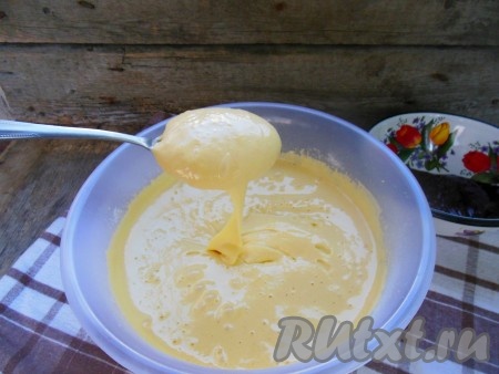 Взбейте тесто&nbsp;на низких оборотах миксера.
