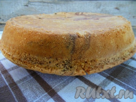 Готовую шарлотку, достав из духовки, оставьте в форме, чтобы она немного остыла, а затем, проведя острым ножом по краю формы, переверните на тарелку и дайте полностью остыть.
