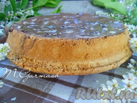 Остывший пирог можно посыпать сахарной пудрой или покрыть шоколадной глазурью (я покрыла покупной шоколадной глазурью, разведя её в соответствии с инструкцией на упаковке).
