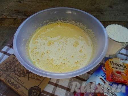 Яично-сахарная смесь в результате взбивания должна увеличиться в объёме в несколько раз, сахар при взбивании полностью растворится.
