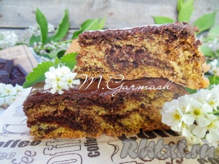 Шарлотку можно подать к кофе или чаю. Очень вкусно, советую всем любителя шоколадной выпечки! И конечно же фото в разрезе готовой шарлотки с шоколадом.
