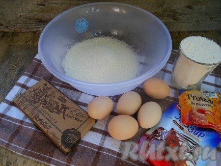 Вот такие продукты я взяла для приготовления шарлотки с шоколадом.
