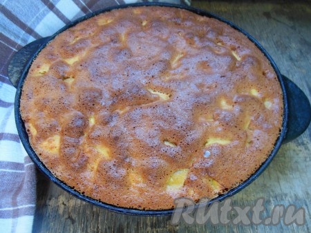 Выпекайте шарлотку с яблоками и творогом около 40 минут в заранее разогретой духовке при температуре 160-170 градусов. Готовность пирога проверьте деревянной лучиной (при проколе готового пирога она должна остаться сухой).
