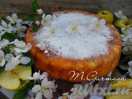 Остывший пирог можно украсить сахарной пудрой.
