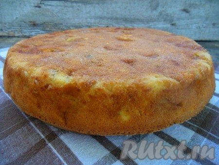 Дайте шарлотке немного остыть. Для того чтобы легче выпечка отделилась от формы, проведите по краю формы ножом, как бы отделяя пирог от бортов формы, затем переверните форму с выпечкой на поднос или тарелку.
