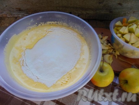 Просейте муку с разрыхлителем в тесто и взбейте на низких оборотах миксера.
