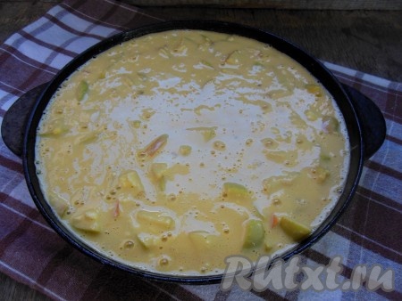 Выложите тесто в форму, смазанную маслом или застеленную бумагой для выпечки. Диаметр моей формы для выпечки 26 см.
