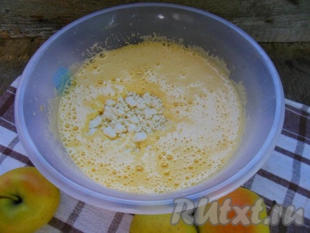 Добавьте творог и еще раз взбейте.
