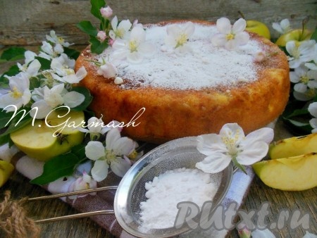 Шарлотка с яблоками и творогом, испеченная в духовке по этому рецепту, получается очень нежной и ароматной. Настоятельно рекомендую попробовать этот пирог!