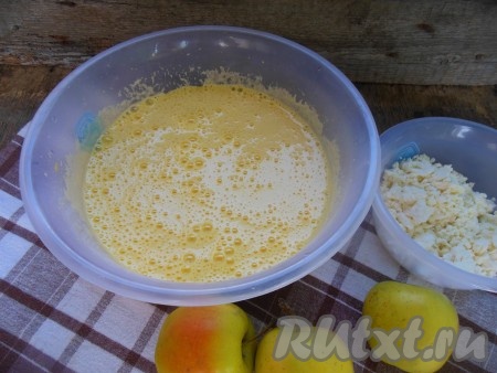 Взбитая масса станет пышной (увеличится в объёме), а сахар - растворится.
