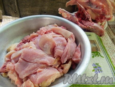 Курицу вымойте, обсушите, отделите мясо со шкурой от костей.
