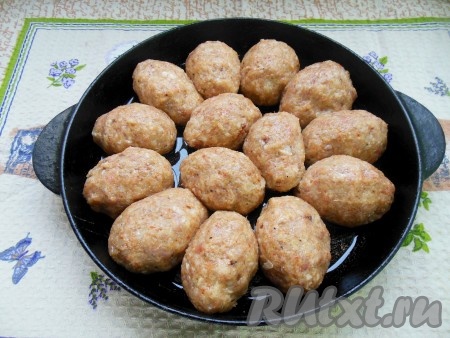 Из получившегося куриного фарша сформируйте небольшие котлеты, положите их на противень, смазанный растительным маслом. У меня вышло две формы с котлетами.